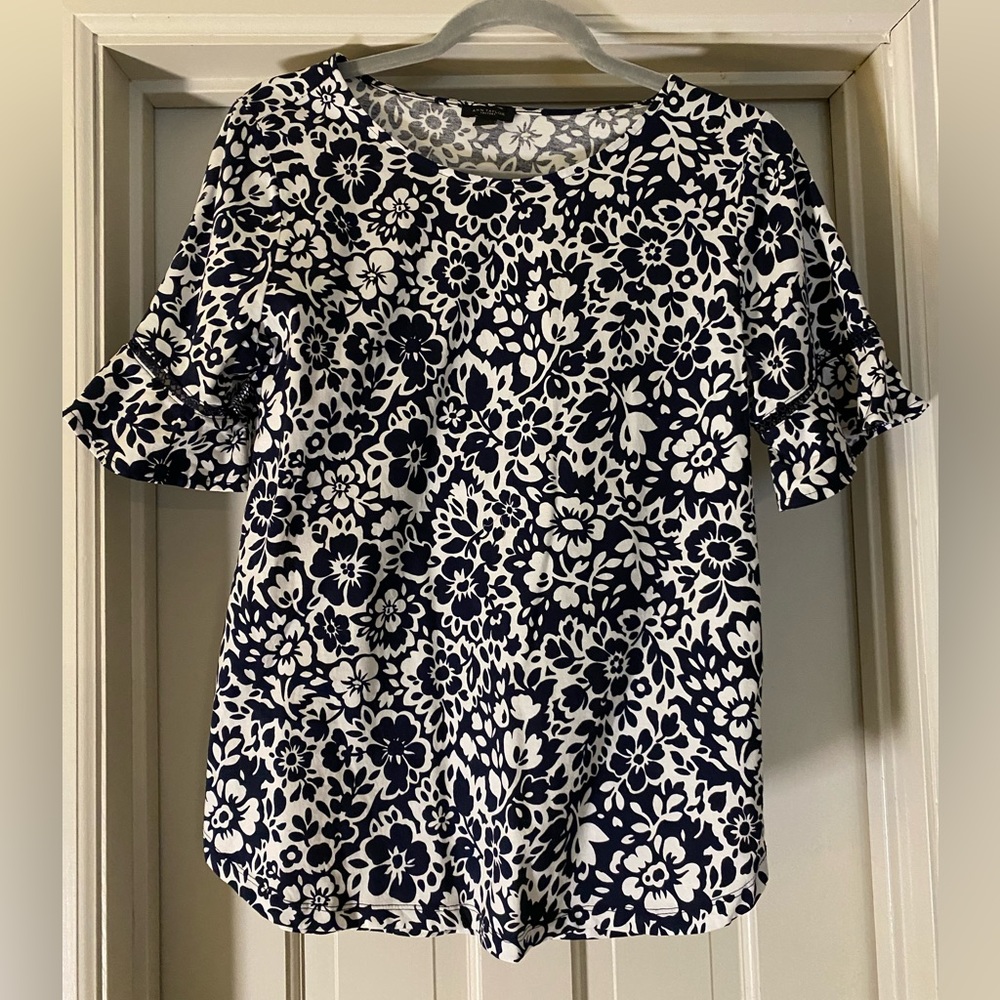 Ann Taylor short sleeve ruffled shirt. Dark blue and white size M.